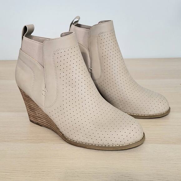 DV Dolce Vita Gerdy Bootie Beige Wedge Heel Boots Perforated Vegan Leather 7.5 - Picture 1 of 7
